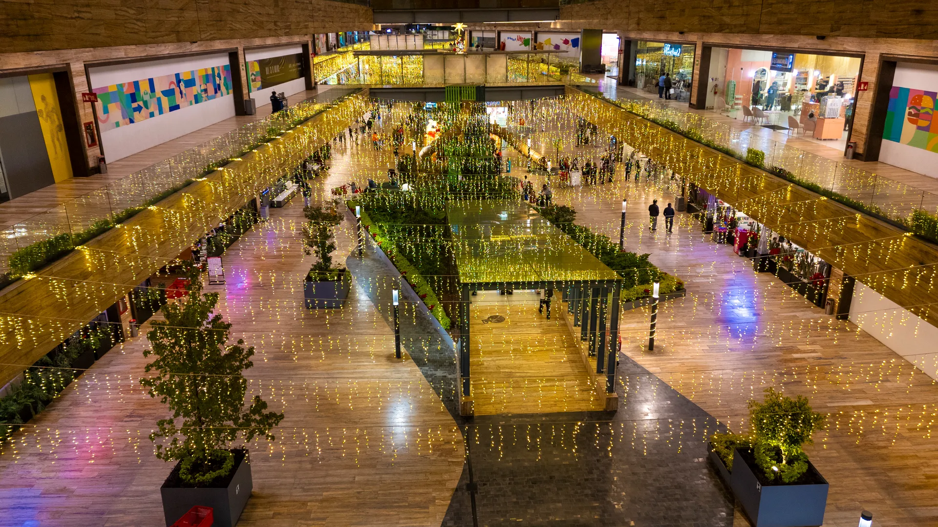Centro comercial decorado espectacularmente con miles de luces doradas