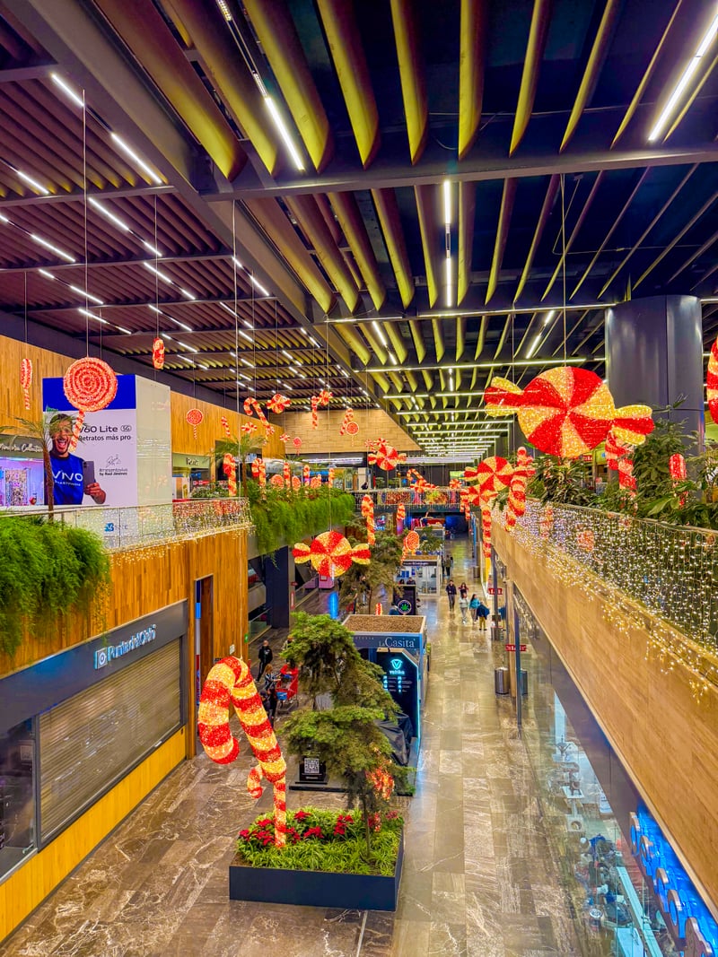 Decoración nocturna con tonos cálidos y atmósfera íntima