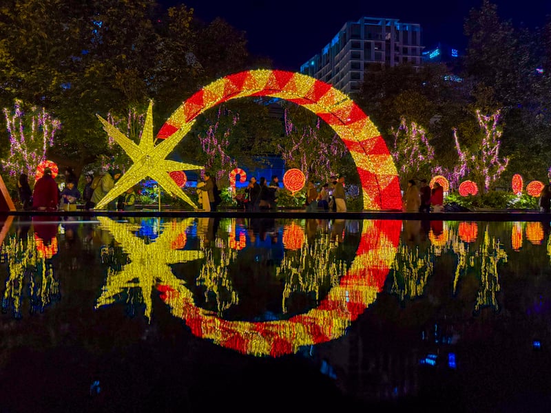 Detalle de decoración en ambiente nocturno con iluminación tenue